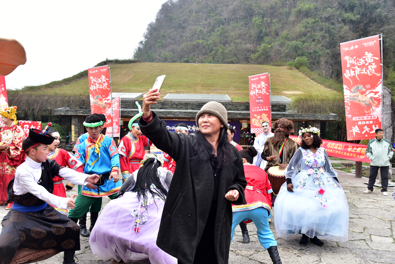 中外游客相聚黃龍洞 歡歡樂樂過新年（組圖）