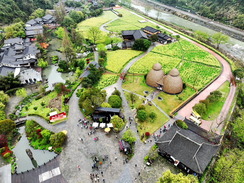 春日黃龍洞，春光醉游人