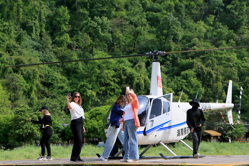 入境游火爆、低空游走俏：俄羅斯游客組團(tuán)“打飛的”攬勝春日張家界